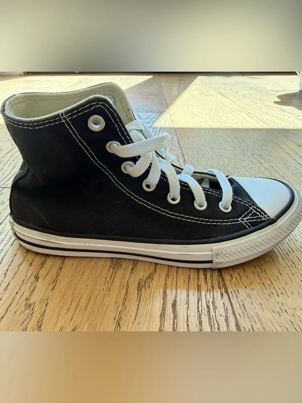 Converse Chuck Taylor All Star Kids High Top Sneakers in Black and White Sz 2.5